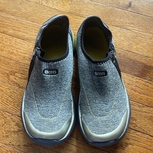 BZees fitted knock around shoes. No laces. Soft fabric material